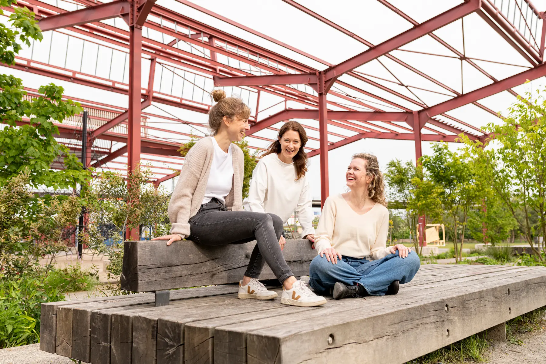 Die Trainerinnen zusammen auf einer Sitzbank