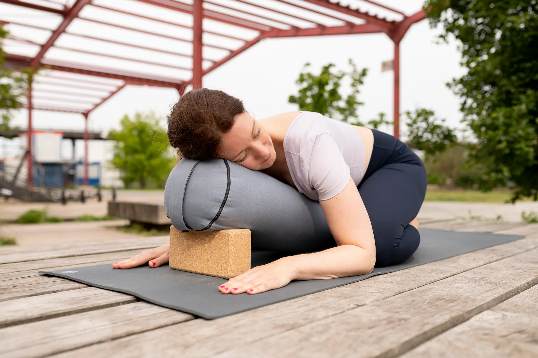 Trainerin Astrid bei einer Yin Yoga Übung