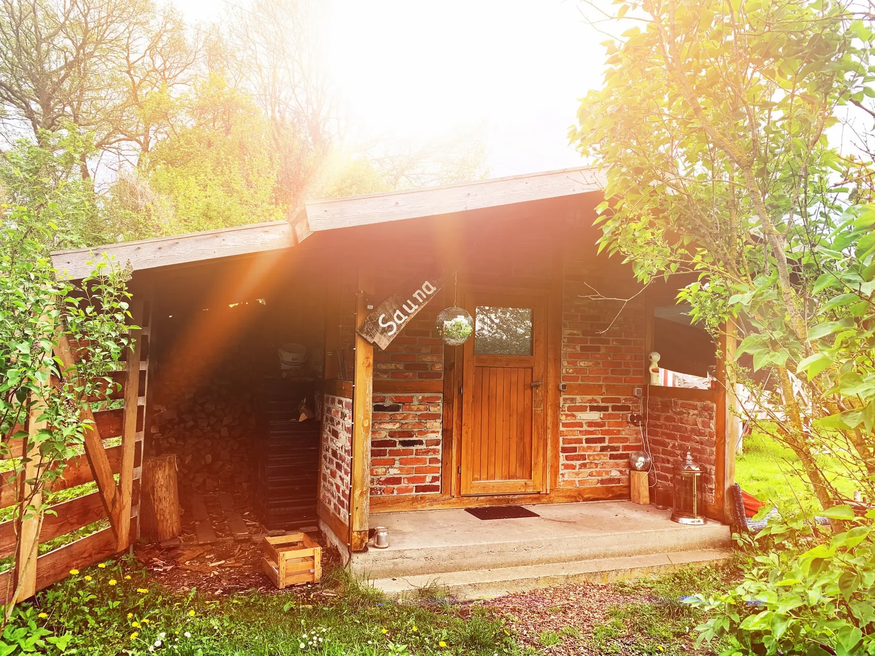Außenansicht der Sauna-Hütte